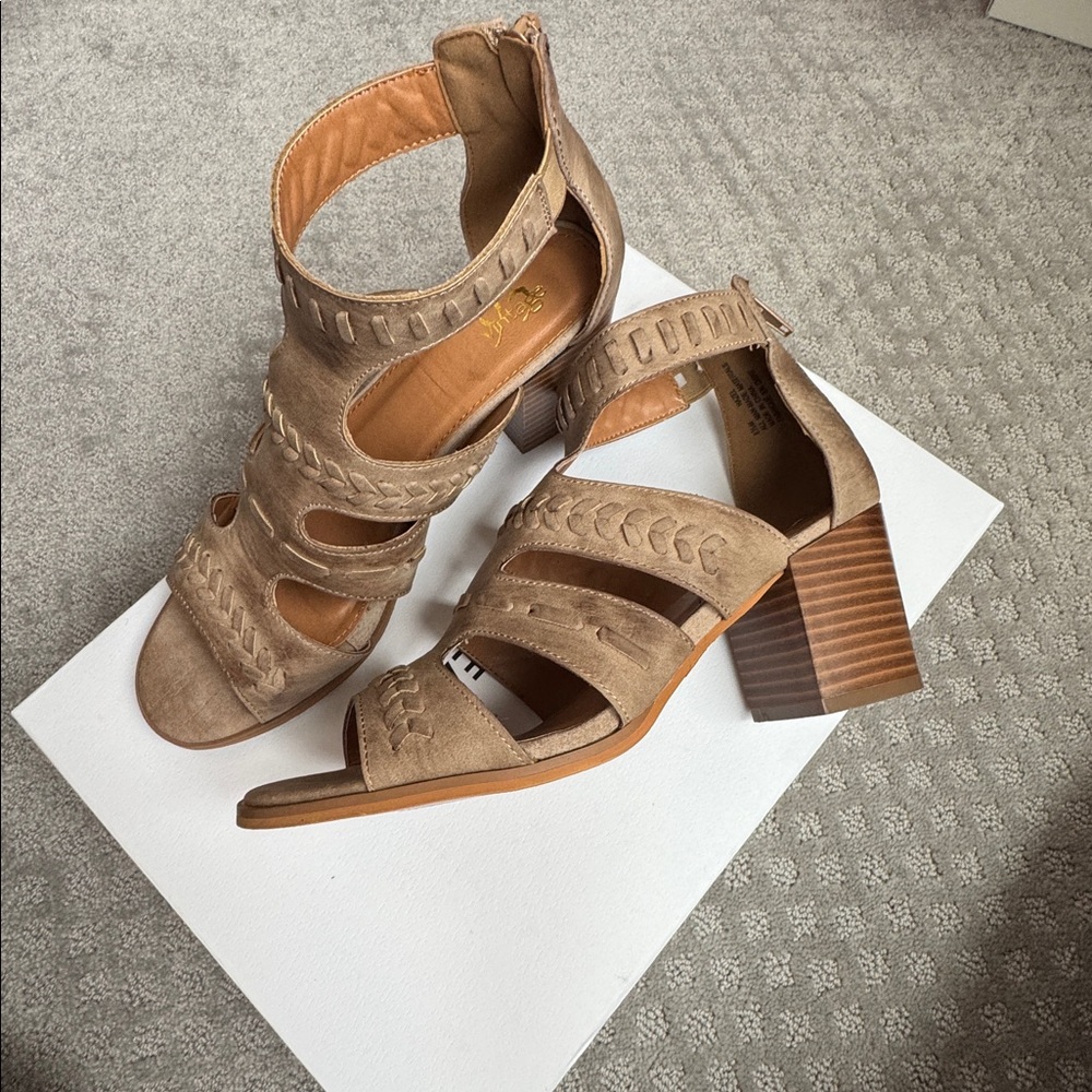 Buckle Stylish Tan leather Sandals, size 8.5